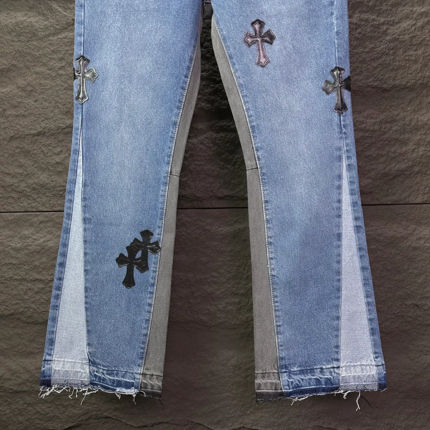 P270 GALLERY DEPT. Co-branded 2025 new black cross-leather stitching couple's style loose washed flared jeans 🔥High version🔥High version🔥 Top ceiling quality Styles with different washed textures are very friendly to people with thin legs and thick legs. The slightly flared version is very flattering to the leg shape. Moderate length that never goes out of style, easy and casual to match, basic styling for various styles, a must-have in the wardrobe! The fabric is stiff but also makes the upper body soft without losing texture. The washing process is even more perfect. It is a must-have item for everyone! ! ! Washed wheat, tag, pants label, three complete labels Color: washed black, washed blue Size: 28, 30, 32, 34 (four sizes)